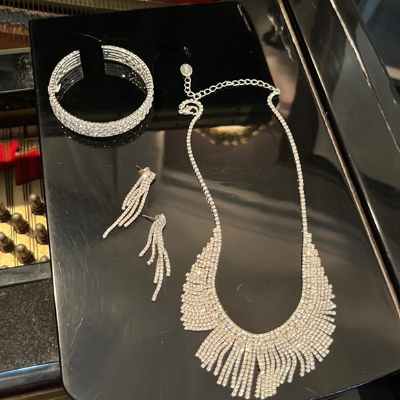 Excellent Condition! Complete Wedding Dress - Picture 4 of 4